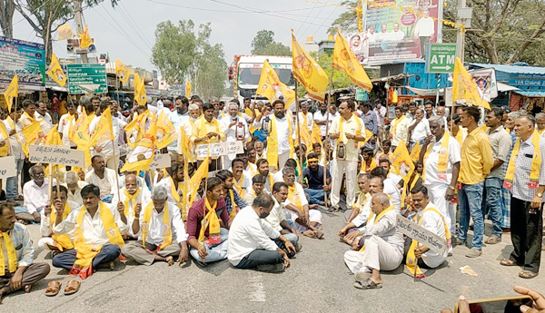 విద్యుత్ చార్జీల పెంపుపై గుమ్మానికి వినతిపత్రం 