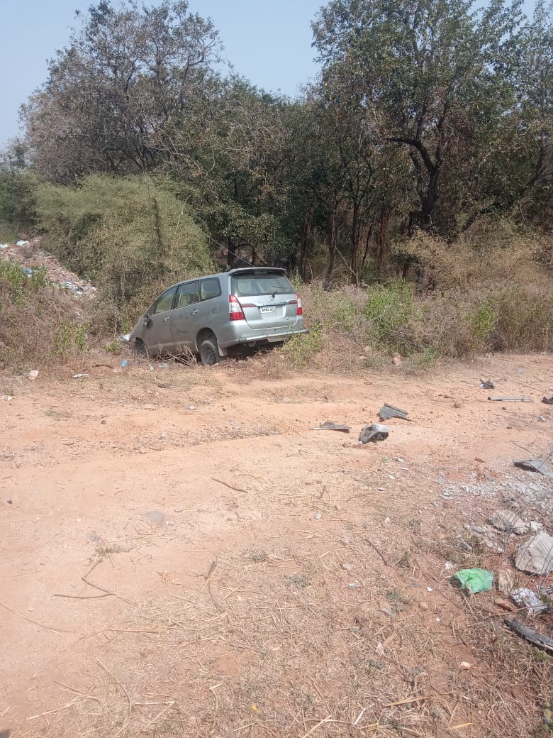 విద్యుత్‌ స్తంభాన్ని ఢకొీన్న కారు