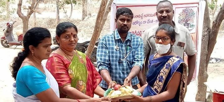 గర్భిణులకు పౌష్టికాహారం పంపిణీ చేస్తున్న వైద్యులు