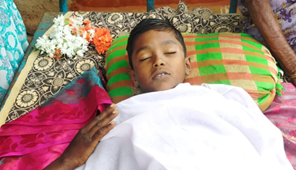 చిన్నారి ప్రాణం తీసిన ఈత సరదా