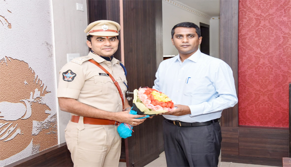 చిత్తూరు జిల్లా కలెక్టర్‌ ఎం.హరినారాయణన్‌ను కలిసిన నూతన ఎస్పీ
