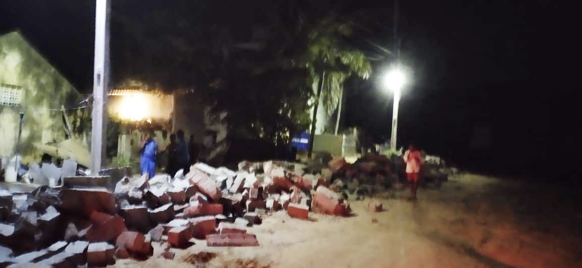 టీడీపీ నేత పౌల్ట్రీ ఫార్మ్‌ ప్రహరీ కూల్చివేత