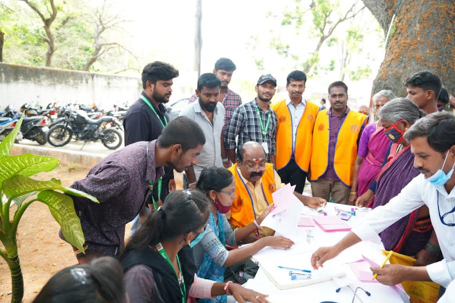 ఉచిత వైద్య శిబిరంలో పేదలకు వైద్యసేవలందిస్తున్న డాక్టర్లు