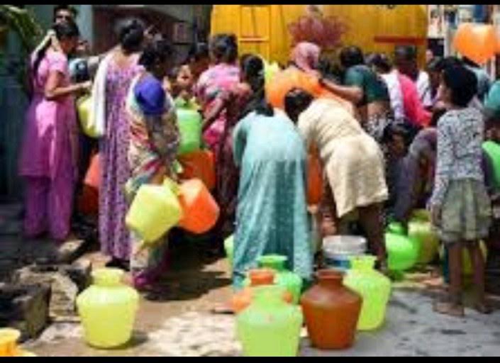 వాటర్‌ ట్యాంకర్‌ వద్ద నీటికోసం అవస్థలు పడుతున్న మహిళలు