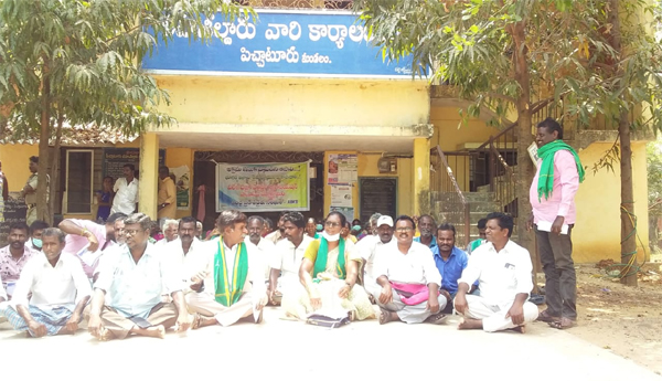 అక్రమ ఇసుక రవాణాను అరికట్టాలంటూ... సిపిఎం నిరసన