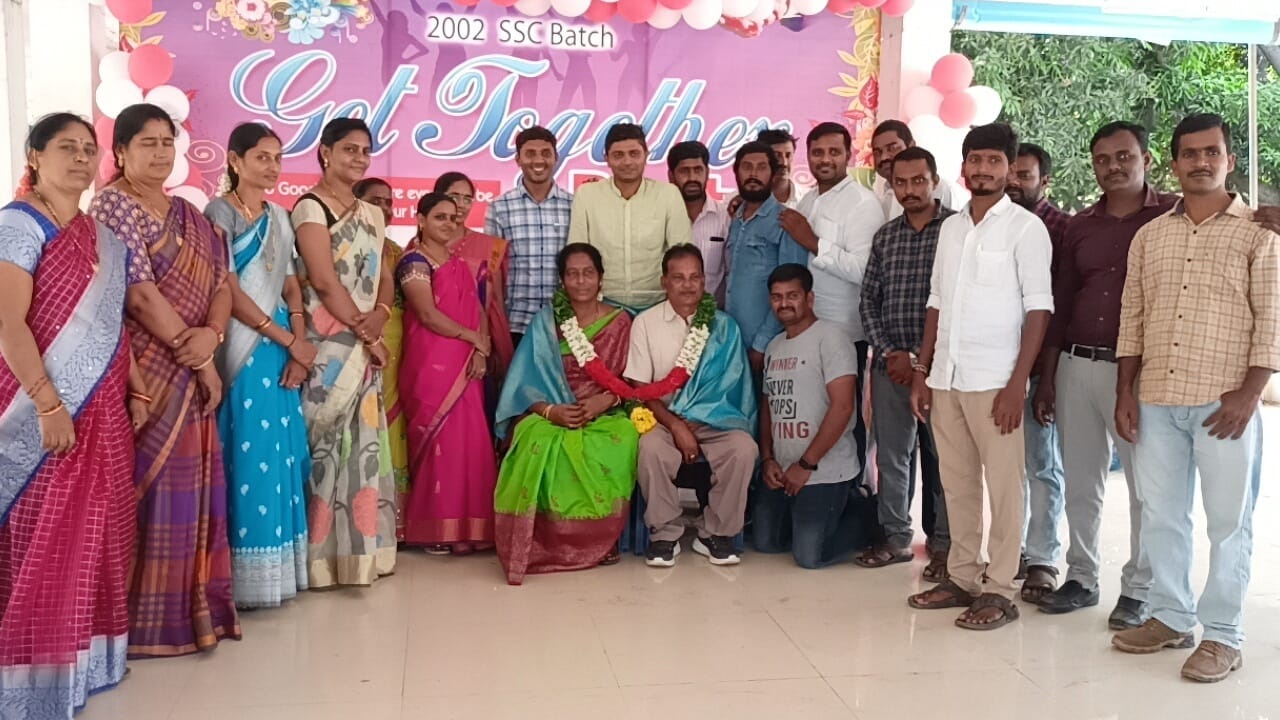 గురువులను సన్మానించిన పూర్వ విద్యార్థులు