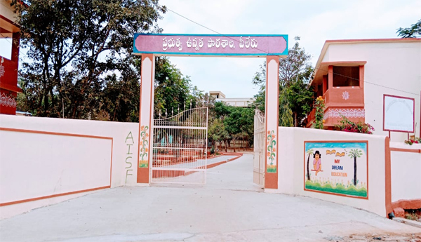 చిన్నప్పటి పాఠశాలలో.. 65 ఏళ్ల నాటి అపూర్వ విద్యార్థుల కలయిక..!