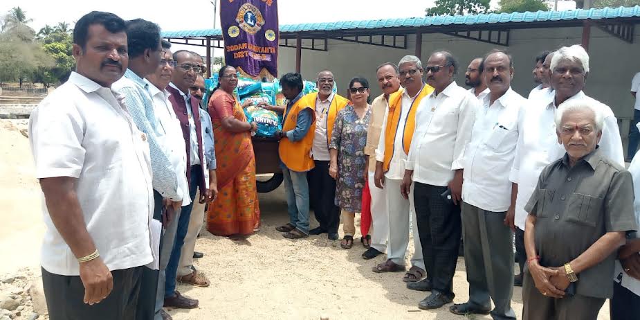 బియ్యం బస్తాలను అందజేస్తున్న భక్తవత్సలరెడ్డి