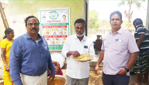 జడ్పీ ఉన్నత పాఠశాలను సందర్శించిన ఎంపిటిసి సభ్యుడు కొత్తపల్లి భాస్కర్‌