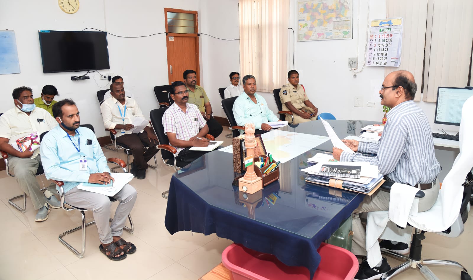 పరీక్షల ఏర్పాట్లపై అధికారులతో చర్చిస్తున్న డిఆర్‌ఒ