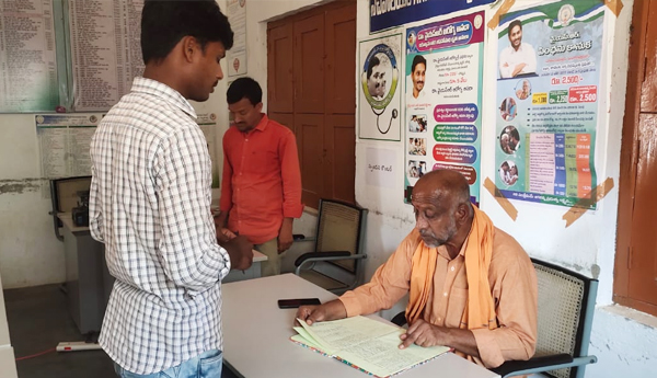 సచివాలయ సిబ్బంది ప్రజాసేవలో ముందుండాలి  