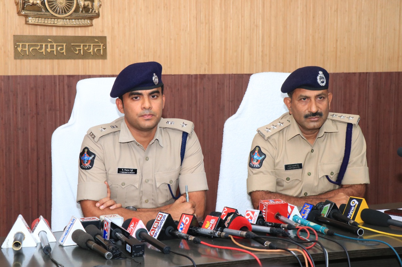 విలేకర్ల సమావేశంలో మాట్లాడుతున్న జిల్లా ఎస్పీ రిశాంత్‌ రెడ్డి