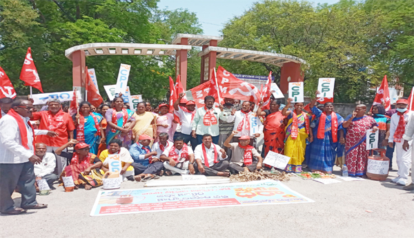 పెరిగిన ధరలను వ్యతిరేకిస్తూ ... మండుటెండలో వామపక్షాల ధర్నా