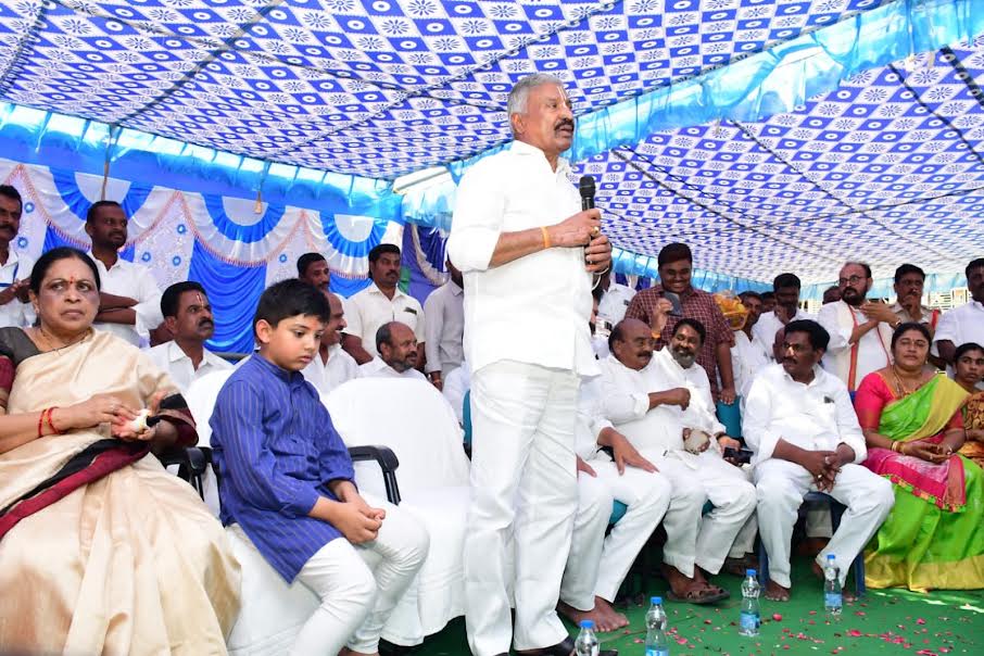 వేదికపై మాట్లాడుతున్న మంత్రి పెద్దిరెడ్డి రామచంద్రారెడ్డి