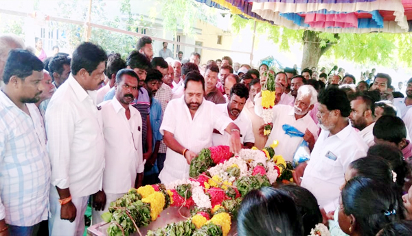 కృష్ణమూర్తి కుటుంబానికి అండగా ఉంటాం : మాజీ మంత్రి అమరనాథ రెడ్డి