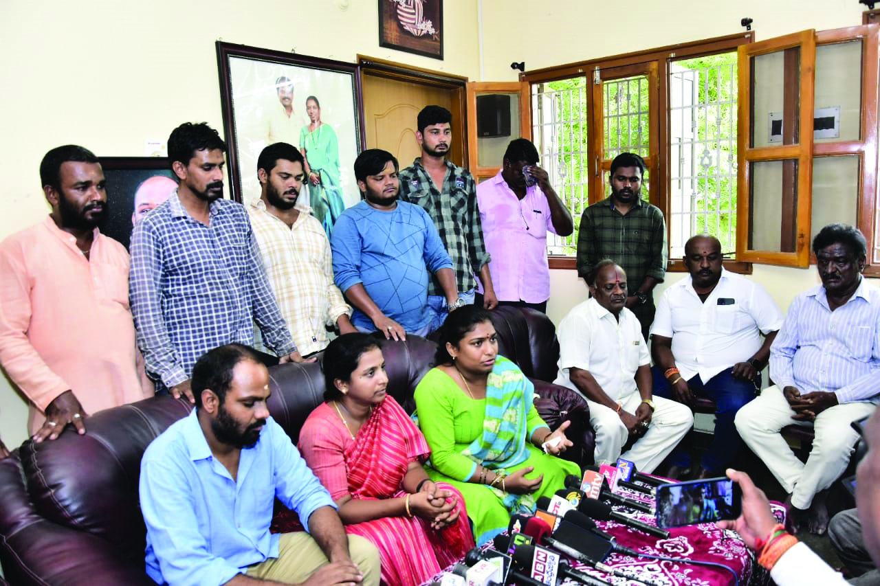 సాక్ష్యులను ప్రలోభ పెడుతున్నారు : మాజీ మేయర్‌