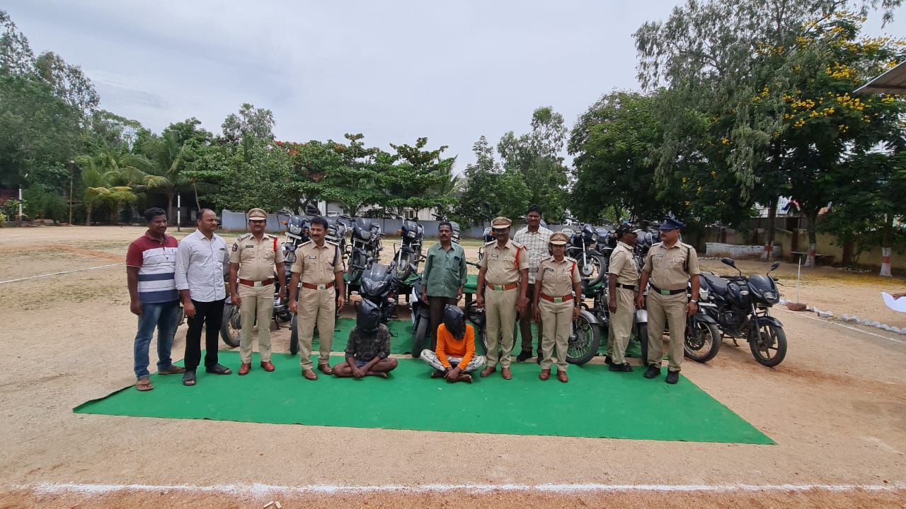 దొంగలను చూపుతున్న డిఎస్‌పి సుధాకర్‌రెడ్డి