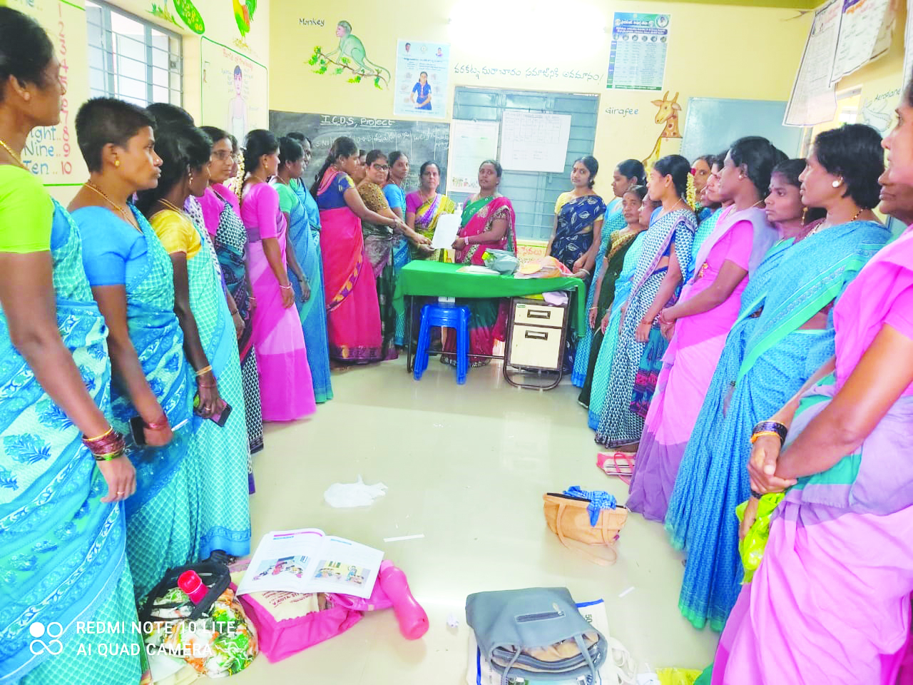 వండి వడ్డించే కార్యక్రమం వాయిదా వేయాలని సిడిపిఓకు వినతి చేస్తున్న అంగన్‌వాడీలు