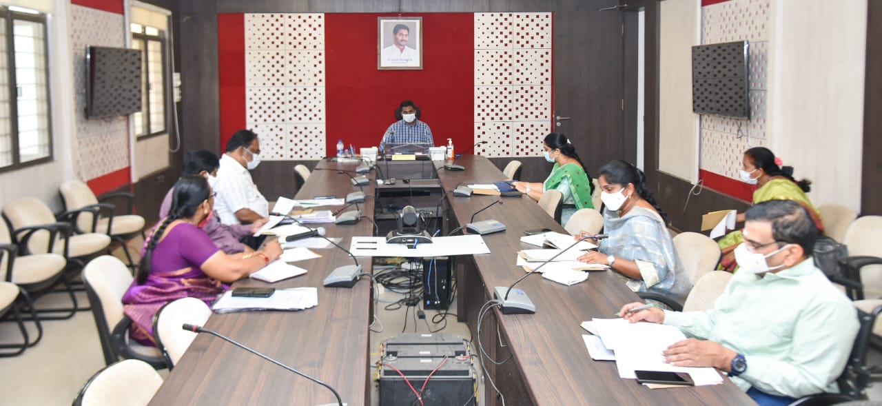 విభిన్న ప్రతిభావంతులు-భవత కేంద్రాల సేవలపై సమీక్షిస్తున్న జిల్లా కలెక్టర్‌