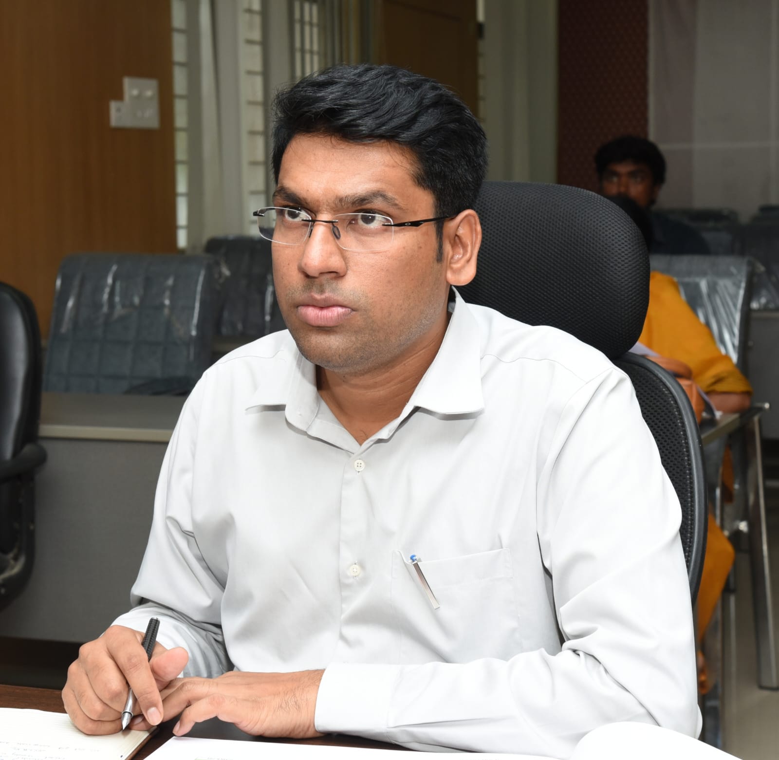 వీడియో కాన్పెరెన్స్‌లో మాట్లాడుతున్న జాయింట్‌ కలెక్టర్‌