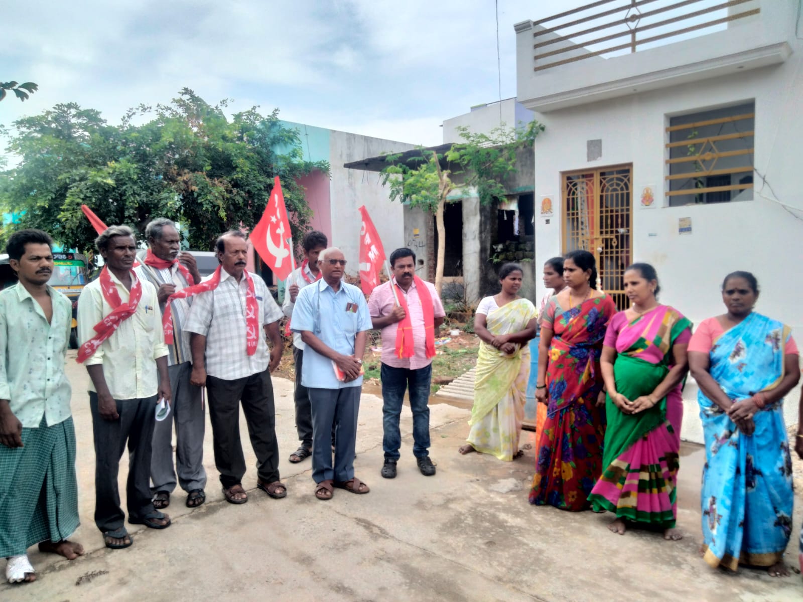 ప్రజలకు మౌలిక వసతులు కల్పిచండి..