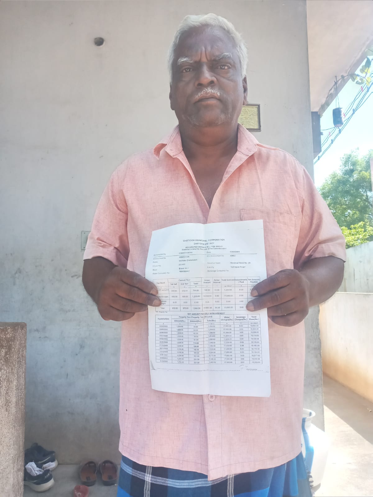 కొలాయి కనెక్షన్‌ లేకున్నా రూ. 19వేలు బిల్లు వచ్చిన్నట్లు బిల్లులను చూపుతున్న చల్లయ్య