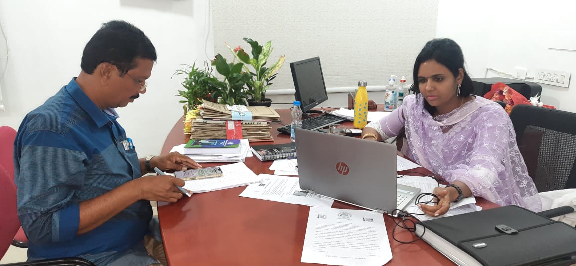 జగనన్న ఇండ్ల నిర్మాణాలను సమీక్షిస్తున్న నగర కమిషనర్‌