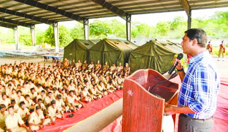 విద్యార్థి దశలో క్రమశిక్షణ అలవర్చుకోవాలి : కలెక్టర్‌