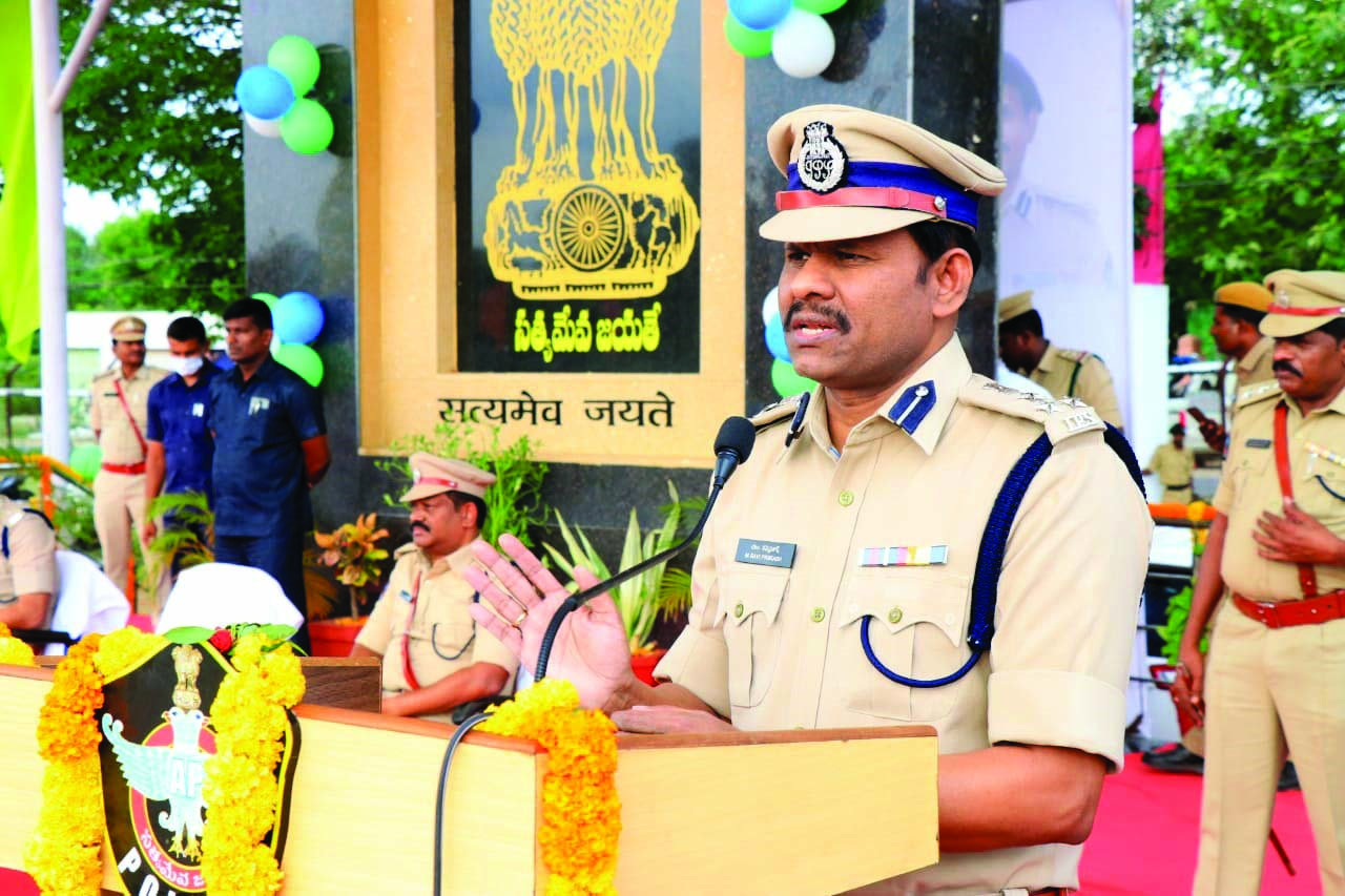 ప్రజల మన్ననలు పొందాలి : డిఐజి