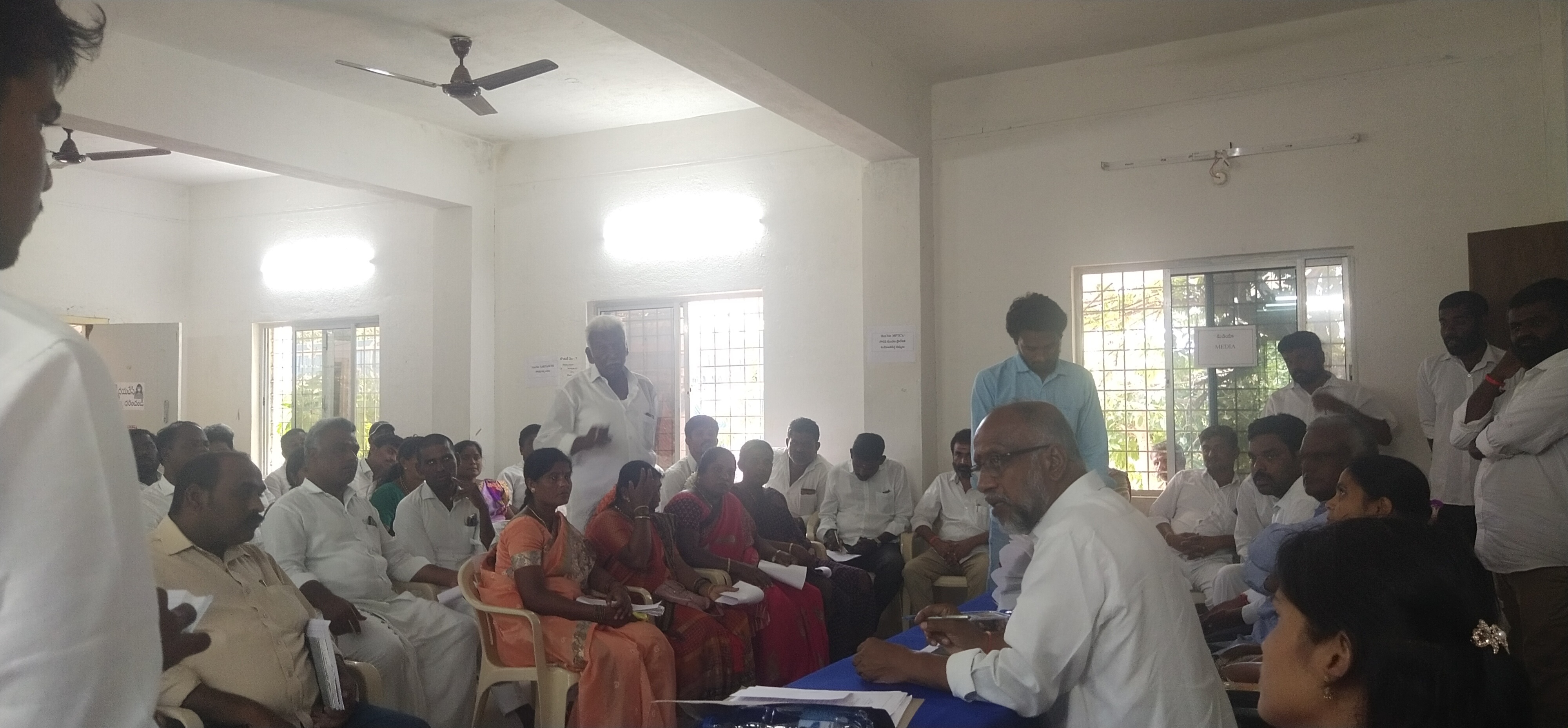 అధికారులు ప్రజలకు అందుబాటులో ఉండాలి