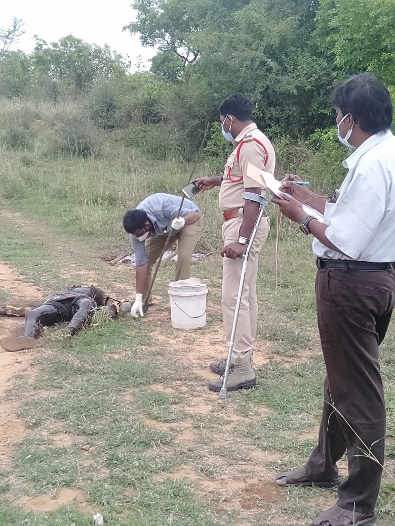 మృతదేహాన్ని పరిశీలిస్తున్న పోలీసులు