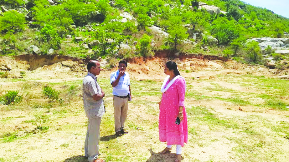 బల్క్‌మిల్క్‌ సెంటర్‌కు స్థల పరిశీలన చేస్తున్న పీడీ తులసి