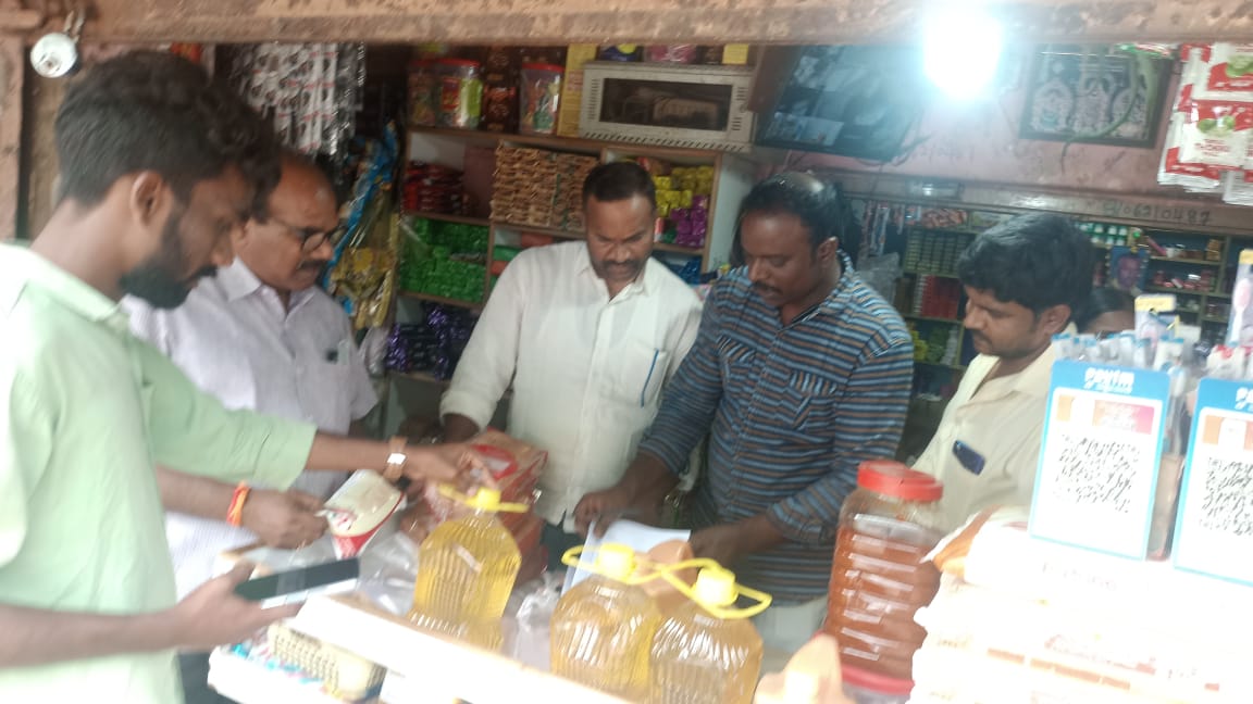 కొత్తపల్లిమిట్టలో తనిఖీలు నిర్వహిస్తున్న విజిలెన్స్‌ అధికారులు