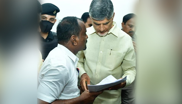 నియోజకవర్గ సమస్యలపై చంద్రబాబుకు వినతి