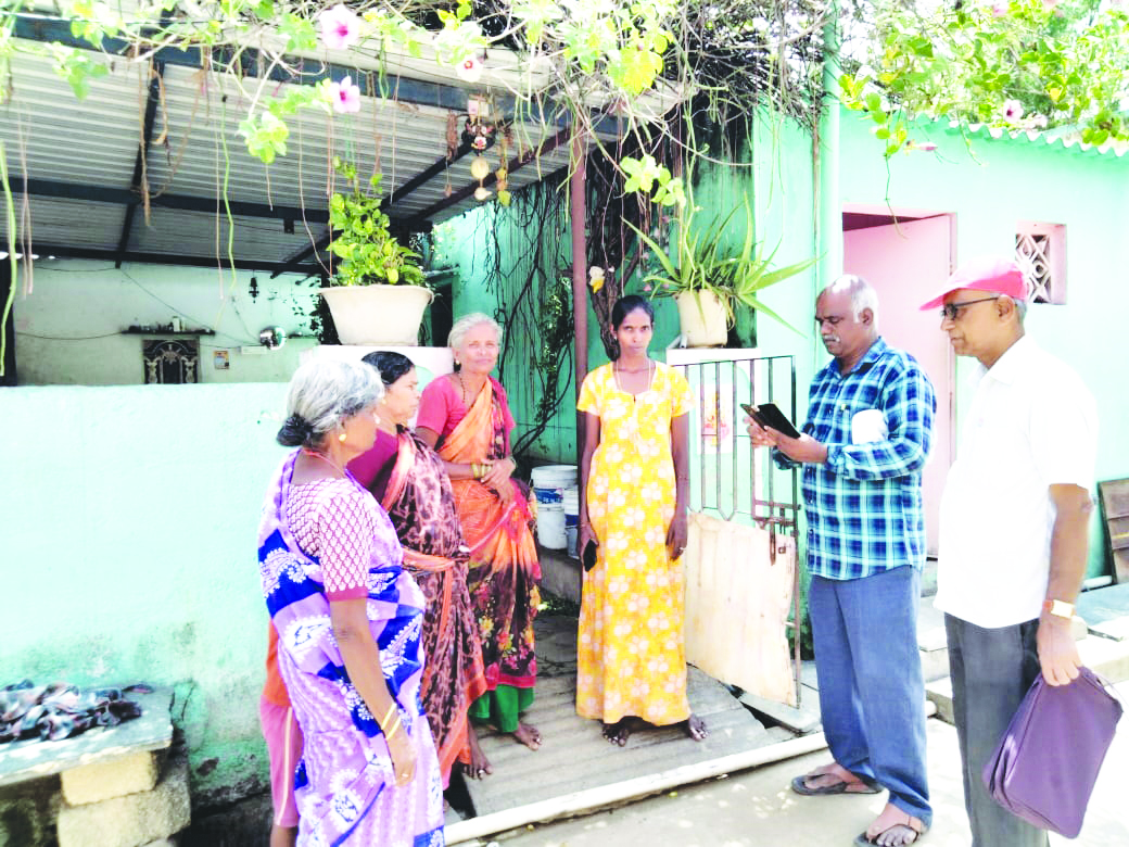 ఇంటింటికీ సిపిఎం సమస్యలపై సర్వే నిర్వహిస్తున్న బృందం