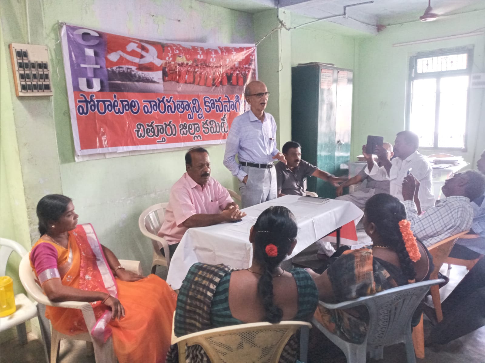 సమావేశంలో మాట్లాడుతున్న సిఐటియు రాష్ట్ర ఉపాధ్యక్షులు అజరు కుమార్‌