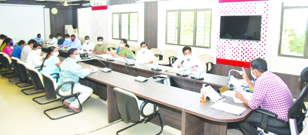 తాగునీటి సమస్యపై అధికారులతో చర్చిస్తున్న కలెక్టర్‌