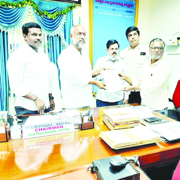 ఉద్యోగోన్నతి పత్రాలు ఇస్తున్న జెడ్‌పి ఛైర్మన్‌ శ్రీనివాసులు