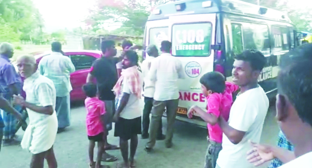 అంబులెన్సుల ద్వారా అస్వస్థతకు గురైన వారిని తరలిస్తున్న గ్రామస్తులు