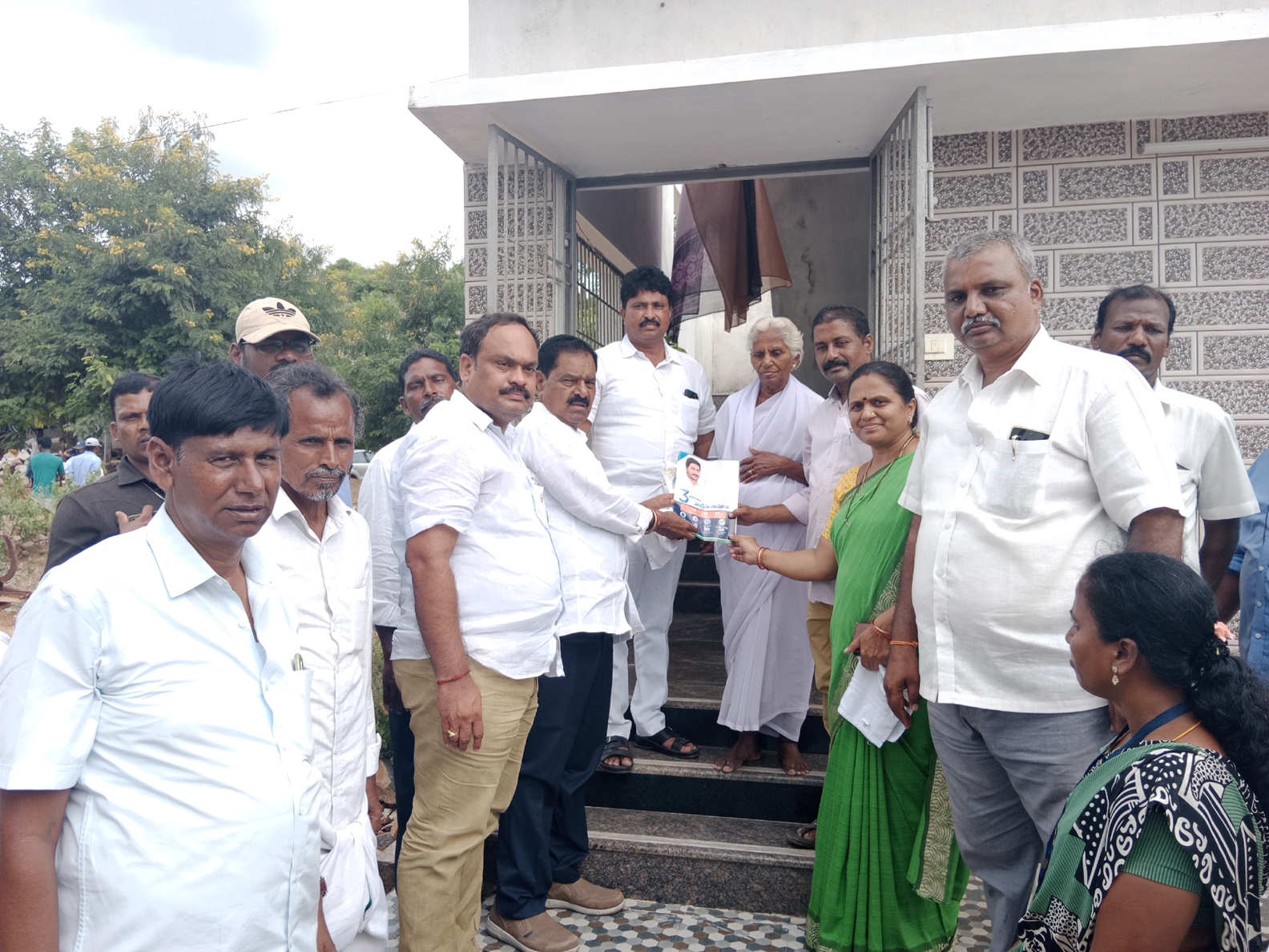 గడపగడపకు మన ప్రభుత్వంలో ప్రసంగిస్తున్న డిప్యూటీ సీఎం నారాయణస్వామి