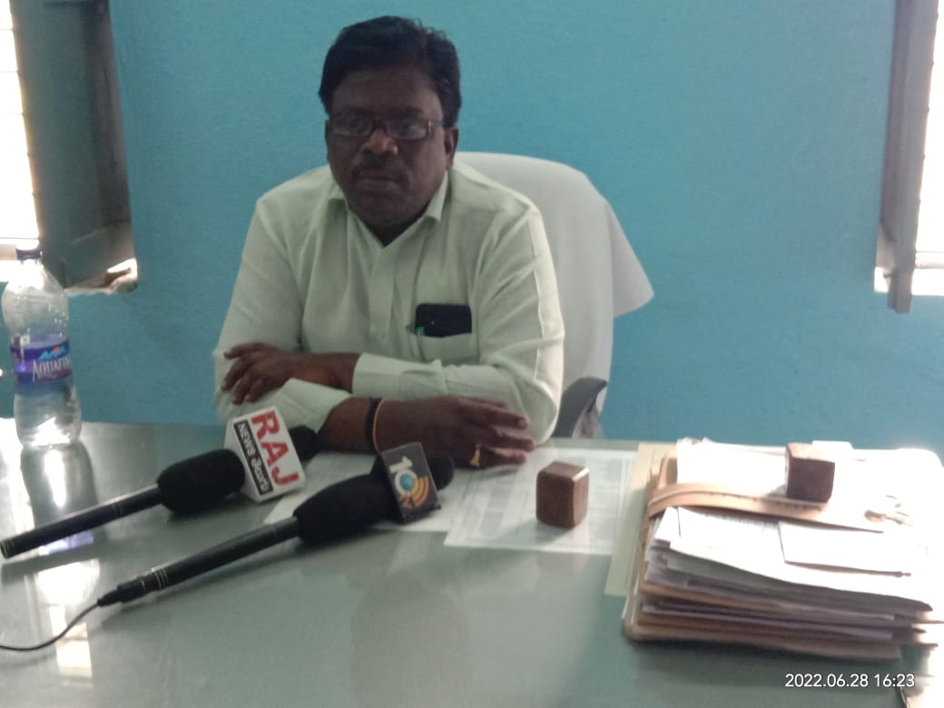 వివరాలు తెలుపుతున్న తహశీల్దార్‌ గుర్రప్ప