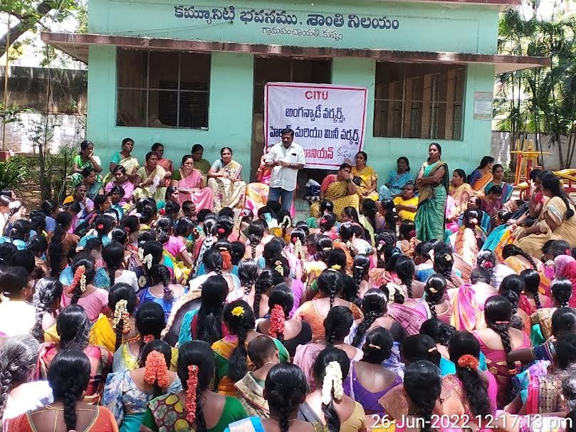 అంగన్వాడీలను వేధిస్తున్న సిడిపిఓపై చర్య తీసుకునే వరకు పోరాటం