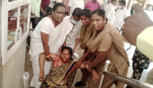 కలెక్టరేట్‌ వద్ద మహిళ ఆత్మహత్యయత్నం