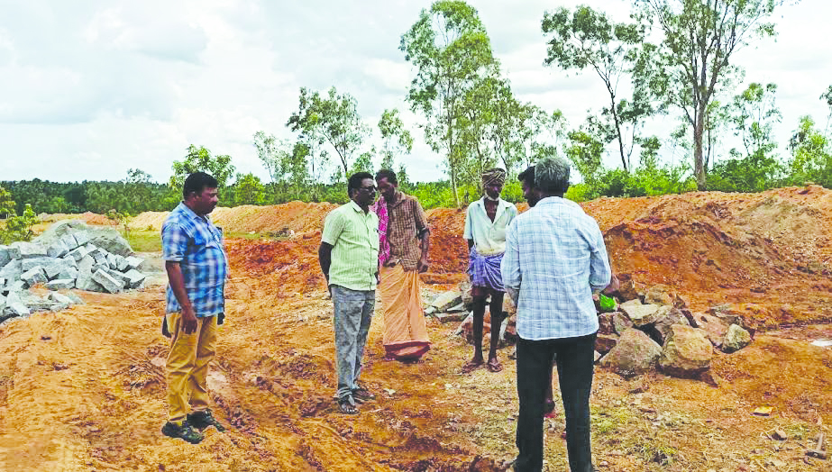 బలవంతంగా తీసుకున్న భూమిని పరిశీలిస్తున్న సిపిఎం నాయకులు