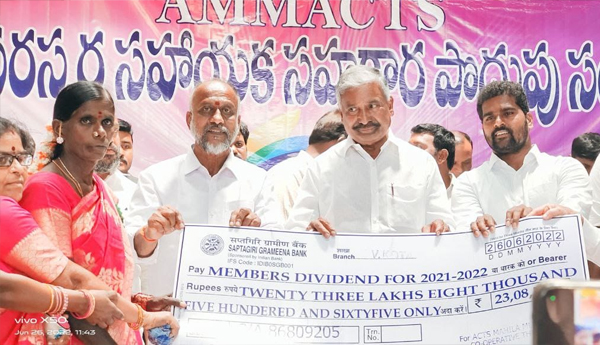 పొదుపులతో మహిళలు ఆర్థిక శక్తిగా ఎదగాలి : మంత్రి పెద్దిరెడ్డి 