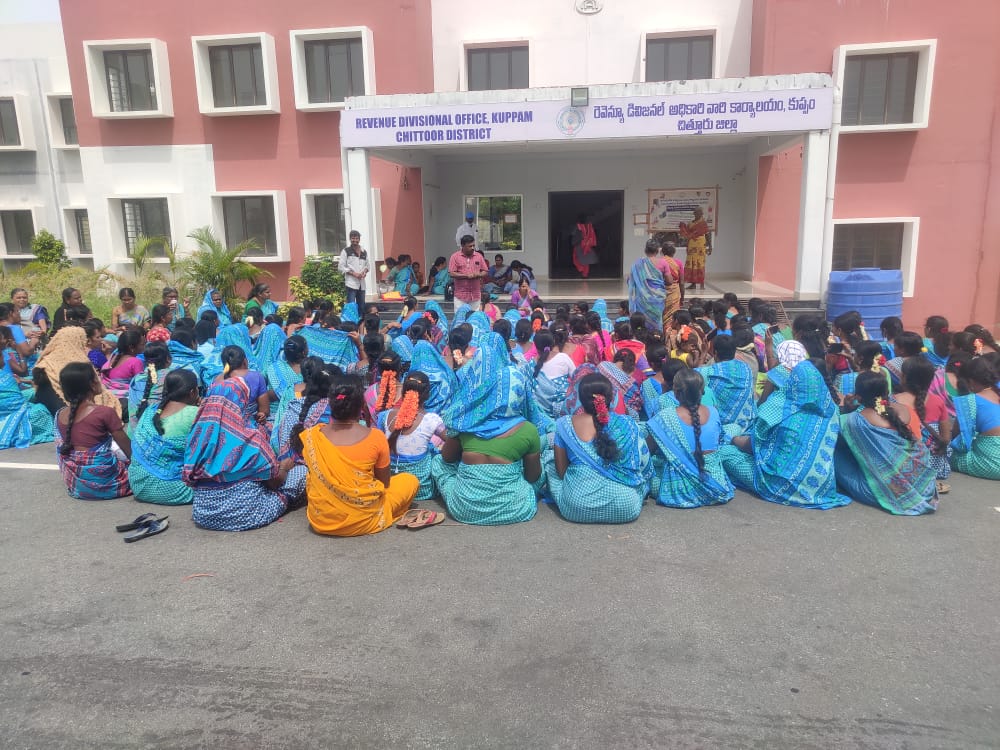 కుప్పంలో ధర్నా చేస్తున్న అంగన్‌వాడీలు (ఫైల్‌ఫొటో)