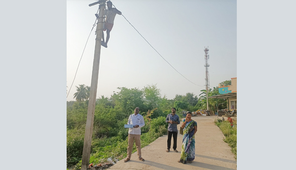 వీధి దీపాల మరమ్మతు పనులను పరిశీలించిన అధికారులు