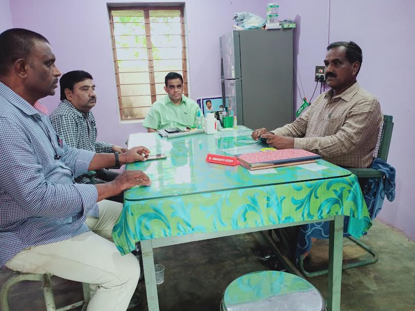 మాట్లాడుతున్న జిల్లా పశుసంవర్ధక శాఖ జాయింట్‌ డైరెక్టర్‌ వెంకట్రావు