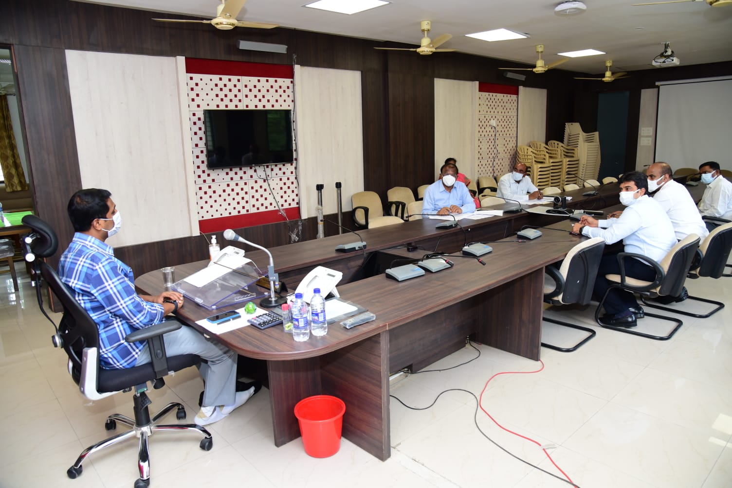 సీజనల్‌ వ్యాధులపై వైద్య ఆరోగ్యశాఖ అధికార్లలో సమీక్షిస్తున్న జిల్లా కలెక్టర్‌