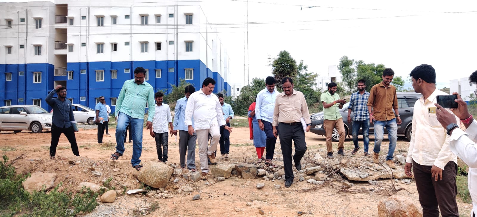 టిడ్కో ఇండ్ల నిర్మాణాన్ని పరిశీలిస్తున్న స్టేట్‌ ఛైర్మెన్‌ జమ్మన ప్రసన్నకుమార్‌